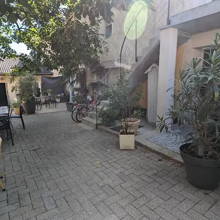 Studihotel Le Cosy Апартаменты Saint-Maurice-de-Gourdans